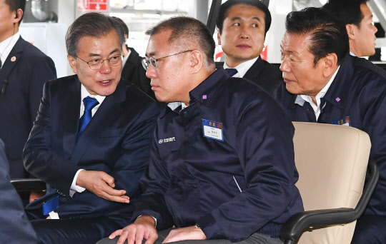문재인 대통령(왼쪽)이 16일 오후 중국 충칭시 현대자동차 제5공장을 방문해 정의선 부회장과 함께 생산라인을 둘러보고 있다. <연합뉴스 제공>